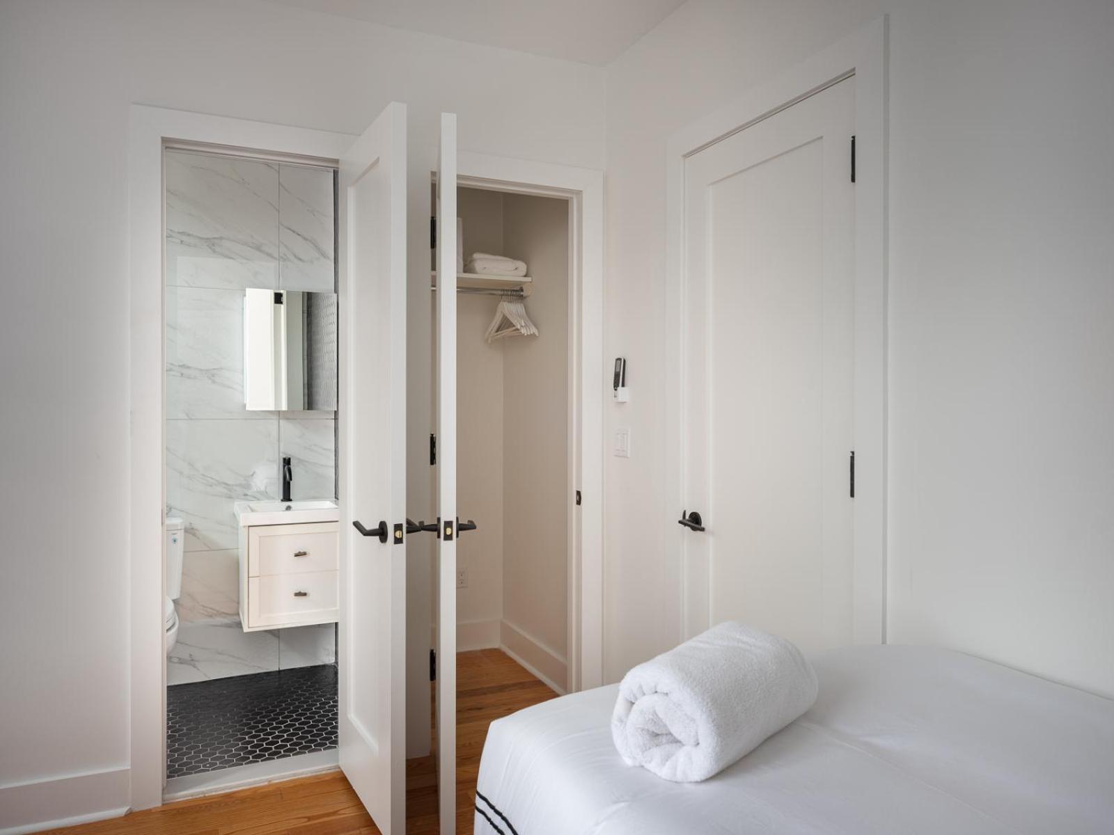 Three Bedroom Brooklynite Suite! New York Extérieur photo